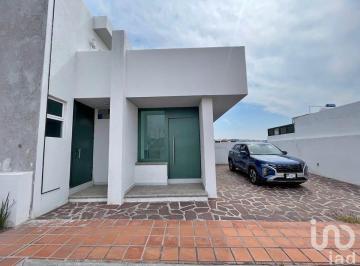 Casa · 230m² · 3 Recámaras · 2 Estacionamientos · Casa de un Piso en Venta en Pedregal de Schoenstatt, Corregidora, Querétaro