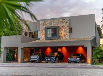 Villa · 1290m² · 4 Recámaras · 4 Estacionamientos · Hermosa Villa Frente Al Agua en Lagos del Sol, Cancun