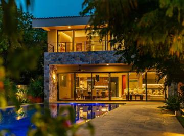 Villa · 1290m² · 4 Recámaras · 4 Estacionamientos · Hermosa Villa Frente Al Agua en Lagos del Sol, Cancun