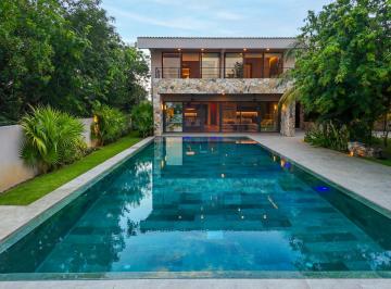 Villa · 1290m² · 4 Recámaras · 4 Estacionamientos · Hermosa Villa Frente Al Agua en Lagos del Sol, Cancun