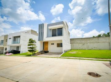 Casa en condominio de 3 habitaciones, Zapopan · Casa de Tres Niveles con Estudio y Roof Garden en Coto Carrara, Capital Norte