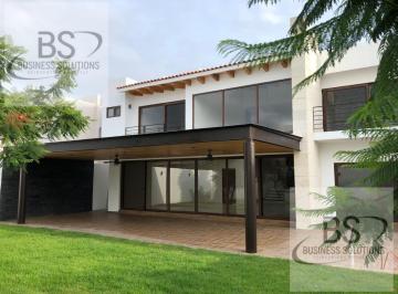 Casa · 521m² · 4 Recámaras · 5 Estacionamientos · Kl/ Renta Hermosa Residencia en Exclusivo Fraccionamiento Privado. Juriquilla.