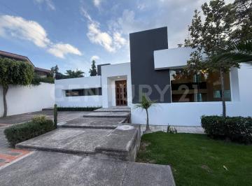 Casa · 320m² · 3 Recámaras · 4 Estacionamientos · Lujosa Casa en Venta Remodelada con Amplios Jardines