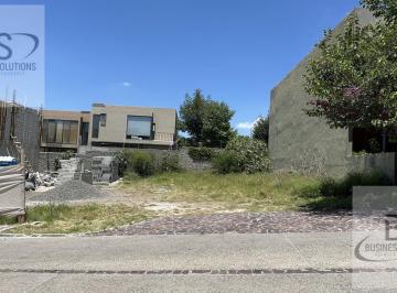 Terreno / Lote · 250m² · Kl/ en Venta Excelente Terreno Plano Colindante con Área Verde.