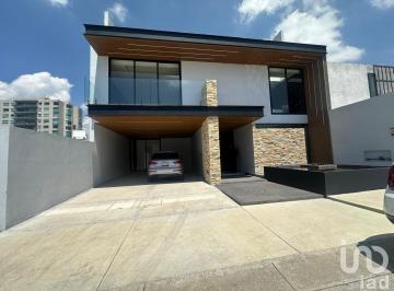 Casa · 700m² · 3 Recámaras · 6 Estacionamientos · Residencia de Lujo, con Roof Garden en La 6a. Sección de Lomas Verdes