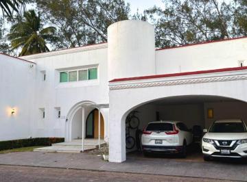 Casa · 389m² · 3 Recámaras · 3 Estacionamientos · Casa en Fraccionamiento Club de Golf Villa Rica