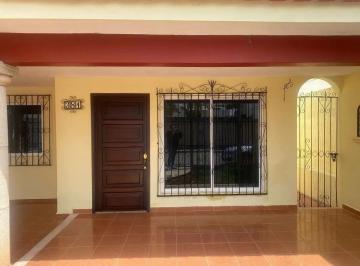 1 · Amplia Casa de Una Planta en Renta con Opción Para Oficina en Villas del Sol