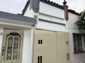 Casa uso de suelo · 173m² · 3 Recámaras · 1 Estacionamiento · Casa con Uso de Suelo en Renta en Centro