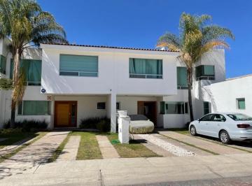 Casa · 3 Recámaras · 3 Estacionamientos · Casas Venta Cumbres del Lago