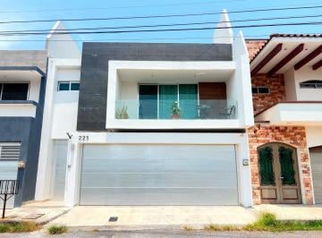 Casa · 342m² · 2 Estacionamientos · Casa - Fraccionamiento Costa de Oro