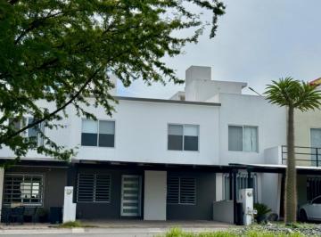 1 · Casa de 4 Recámaras, con Garage Techado, en El Refugio, Ubicada Frente a Parque!