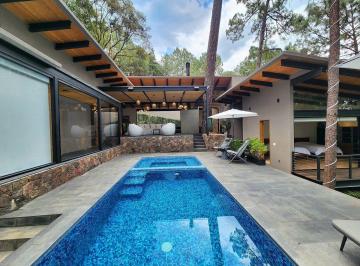 Casa · 460m² · 4 Recámaras · 3 Estacionamientos · Casa en Venta en Avándaro