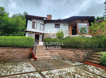 Casa · 340m² · 4 Recámaras · 2 Estacionamientos · Casa en Venta Dentro del Club de Golf Avándaro