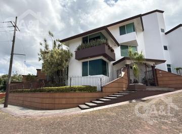 Casa · 833m² · 4 Recámaras · 4 Estacionamientos · Residencia en Esquina en Venta en Fraccionamiento Loma Esmeralda