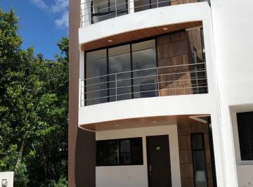 Casa · 3 Estacionamientos · Casa Residencial Arbolada en Renta