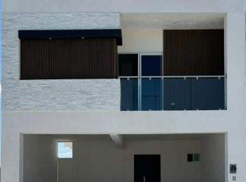 Casa · 218m² · 3 Recámaras · 2 Estacionamientos · Casa en Rinconada Colonial Sector Villa Toledo en Venta