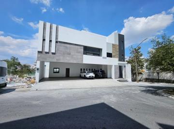 Casa · 749m² · 4 Recámaras · 4 Estacionamientos · Casa en Cumbres Elite