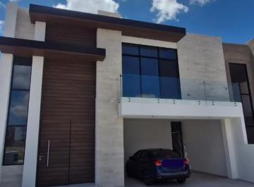 Casa · 214m² · 3 Recámaras · 2 Estacionamientos · Casa en Venta en Fracc. Monte Caleres con Recamara en Planta Baja