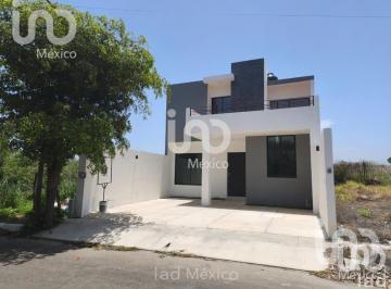 Casa · 155m² · 3 Recámaras · 2 Estacionamientos · Se Vende Casa en Las Lagunas, en Villa de Álvarez, Colima