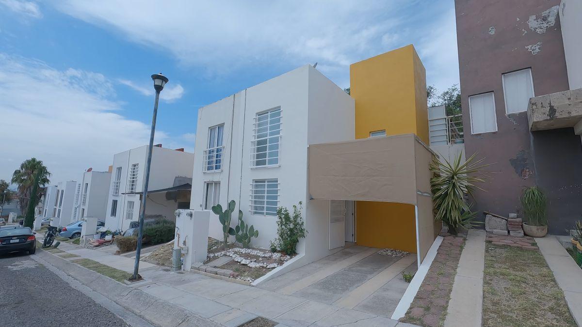 House for Sale in Fundadores, Facing Alfalfares Park, in Privada Lomas del Carmen – 3 Bedrooms, Excellent Condition