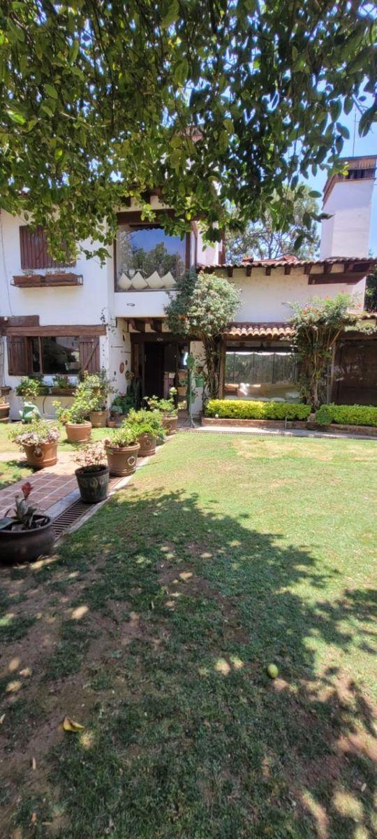 Venta de Casa con Amplio Jardín Avandaro