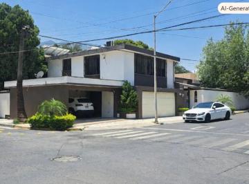 1 · Casa en Venta en San Pedro en Esquina y Frente a Parque