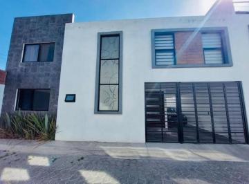 Casa · 161m² · 2 Recámaras · 2 Estacionamientos · Casa en Renta - (4)