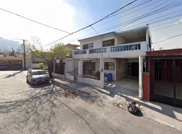 Casa · 435m² · 5 Recámaras · 1 Estacionamiento · Venta Casa de 435 m² en Colonia Mitras Centro en Monterrey | 5 Recámaras | Zona Centro de Monterrey