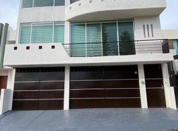 | ́

Una residencia de gran amplitud, ubicada dentro de fraccionamiento privado  · Casa en Renta Lomas de Las Américas Sur