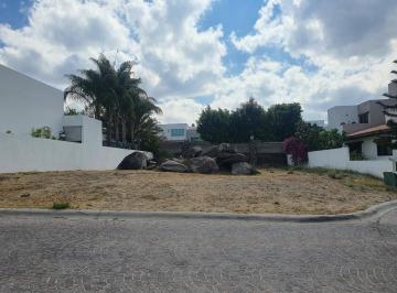 Terreno / Lote · 730m² · Terreno en Venta en Privada en Juriquilla Qro. con Casa Cub y Alberca Seg. 24 Hrs.