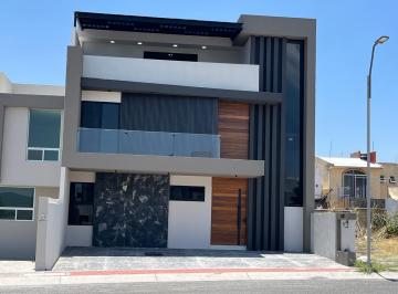 Casa · 378m² · 4 Recámaras · 3 Estacionamientos · Casa en Venta en Colinas de Juriquilla Queretaro