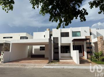 Casa · 192m² · 3 Recámaras · 2 Estacionamientos · Casa en Venta Privada Av Conkal, Yucatan