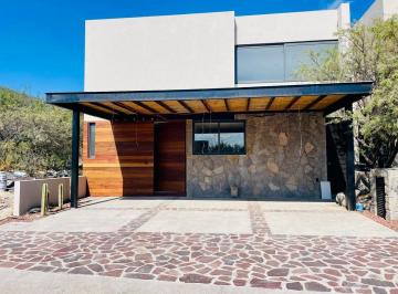 42855db18c3c147989d8557bd1a620942234ce3a2e57c1b2f4edc48cbe50acb0 · Casa en Venta en Altozano Querétaro