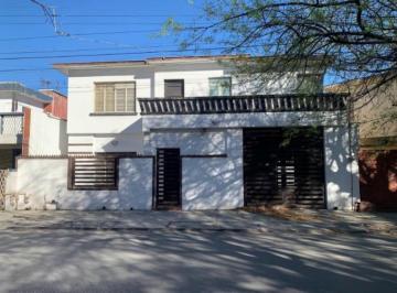 Casa · 217m² · 4 Recámaras · 1 Estacionamiento · Casa en Venta Mitras Centro