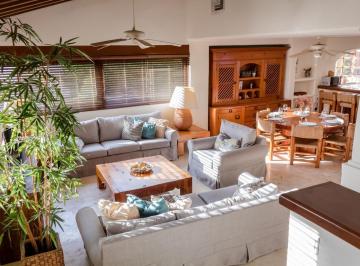 Casa · 229m² · 4 Recámaras · Casa en Venta en Condominio 4 Recámaras Frente a La Laguna en Zona Hotelera, Cancún