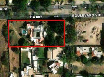 Casa · 1099m² · 4 Recámaras · 4 Estacionamientos · Casa en El Carmen