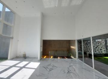 Casa · 600m² · 3 Recámaras · 4 Estacionamientos · Jardines en La Montaña, Residencia Moderna en Renta