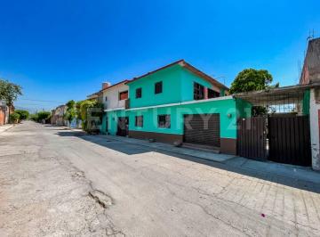 Casa · 140m² · 4 Recámaras · 2 Estacionamientos · Casa con Local Comercial y 2 Departamentos Independientes