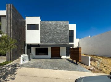 Casa en condominio · 210m² · 4 Recámaras · 3 Estacionamientos · Casa en Venta en St. Angelo Residencial