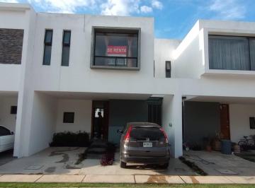 Hermosa y cómoda casa en renta.  Muy iluminada, consta en PB de sala-comedor-coc · Hermosa Casa en Renta