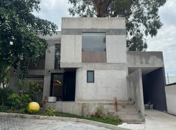 Casa · 195m² · 3 Recámaras · 2 Estacionamientos · Casa en Venta en Fracc. con Vigilancia. Acapantzingo, Cuernavaca