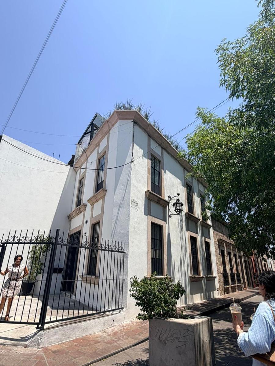 Casa Amueblada, en El Centro Historico de Morelia, Frente a Jardin