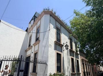Casa · 200m² · 3 Recámaras · 1 Estacionamiento · Casa Amueblada, en El Centro Historico de Morelia, Frente a Jardin