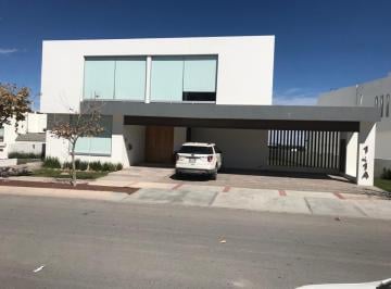 Casa · 630m² · 3 Recámaras · 3 Estacionamientos · Casa en Club de Golf La Loma