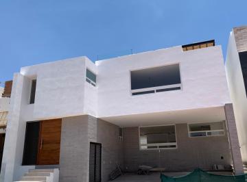Casa · 475m² · 3 Recámaras · 3 Estacionamientos · Con Amplios Espacios y Jacuzzi
