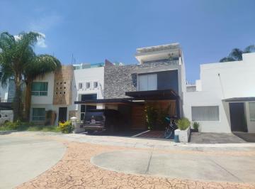 Casa · 220m² · 4 Recámaras · 2 Estacionamientos · Altozano, Cerca Glorieta del Papa. Estudio, Cuarto Empleada, Roof. Cochera Techada. Sin Muebles