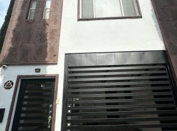 0d3921edd332833b65e89002ab15a446bf023f89ab8dedd2ad8219a6592a730b · Casa con Paneles Solares, Esquina, con Excedente y Semi Amueblada
