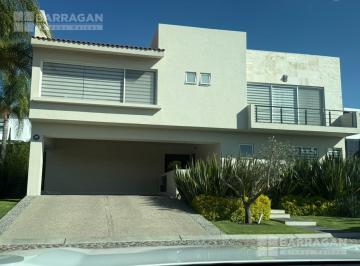 Casa · 520m² · 3 Recámaras · 3 Estacionamientos · Casa en Renta en El Campanario