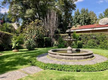 Casa de 4 habitaciones, Miguel Hidalgo · Amplia Casa Para Actualizar en Terreno con Dos Frentes en Bosque de Las Lomas