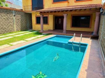 Casa · 399m² · 5 Recámaras · 2 Estacionamientos · Casa en Venta y Renta con Alberca